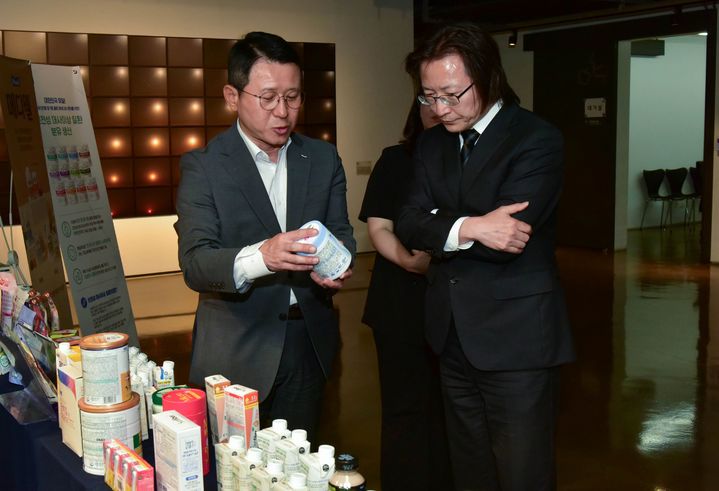 [서울=뉴시스] 주병기 공정위원장(우측)에게 제품에 대해 설명하는 매일유업 이인기 대표이사(좌측)(사진=매일홀딩스 제공) *재판매 및 DB 금지