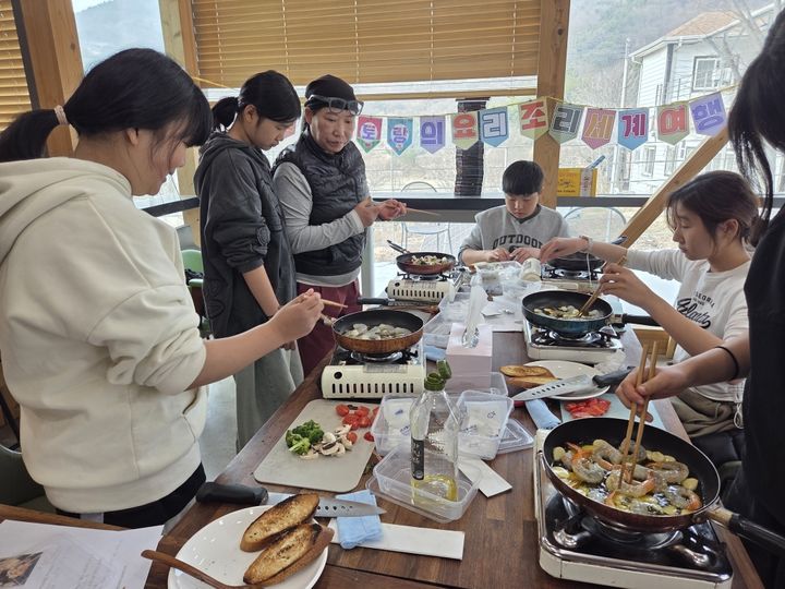 [산청=뉴시스] 신안청소년문화의집 진로탐색 프로그램. (사진=산청군 제공) 2026.06.16. photo@newsis.com *재판매 및 DB 금지