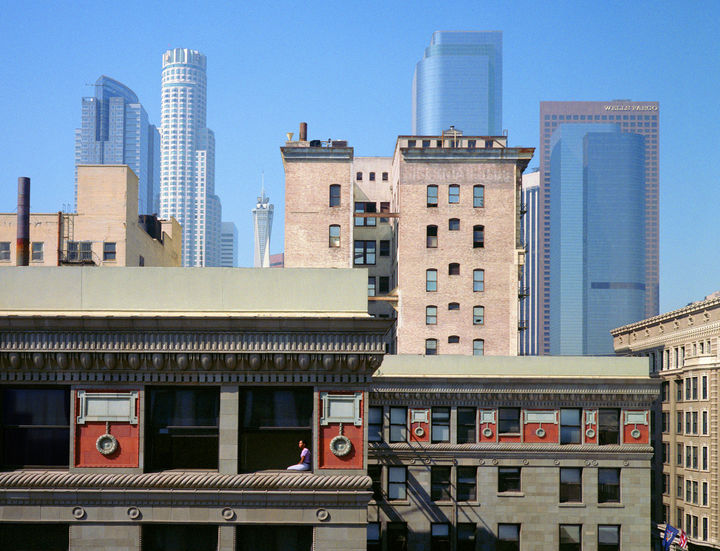[©Wim Wenders, Woman in the Window, Los Angeles, USA 1999 from the exhibition: Two Pairs of Eyes. Photographs by Donata and Wim Wenders, Ernst Leitz Museum, Wetzlar 2026 사진=라이카 카메라 코리아 제공. *재판매 및 DB 금지