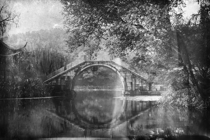 [©Donata Wenders, The Bridge, Hangzhou, China 2024 from the exhibition: Two Pairs of Eyes. Photographs by Donata and Wim Wenders, Ernst Leitz Museum, Wetzlar 2026. 사진=라이카 카메라 코리아 제공 *재판매 및 DB 금지