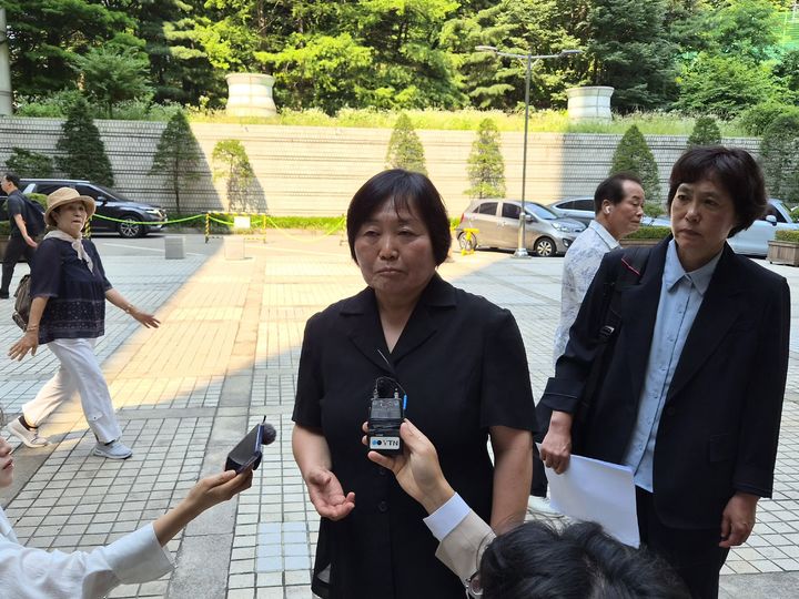 [서울=뉴시스] 이태성 기자 = 한명희 민중민주당 대표가 16일 오전 서울중앙지법 구속 전 피의자 심문(영장실질심사)에 출석하며 발언하는 모습. 2026.06.16. victory@newsis.com *재판매 및 DB 금지