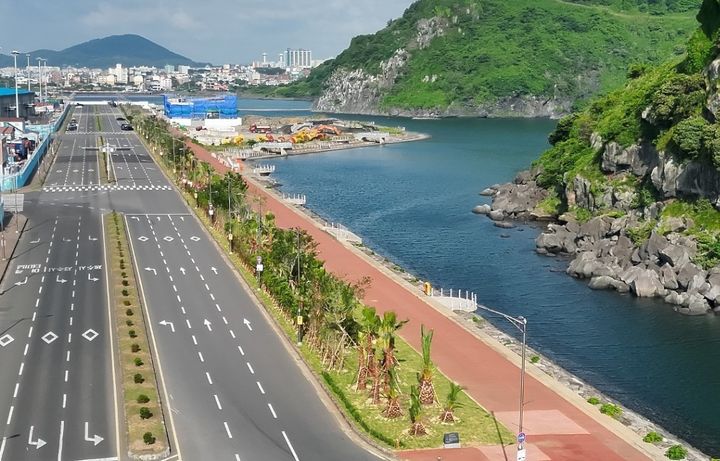 [제주=뉴시스] 제주항 제9부두~11부두 앞 임항로 구간 녹지에 조성된 도시숲. (사진=제주시 제공) 2026.06.16. photo@newsis.com *재판매 및 DB 금지