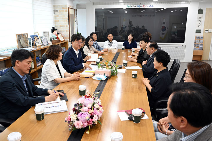 [안산=뉴시스] 이민근 경기 안산시장이 15일 집무실에서 소상공인연합회와 소상공인의 경영 안정과 지역상권 활성화를 위해 간담회를 진행하고 있다. (사진=안산시 제공) 2026.06.16. photo@newsis.com *재판매 및 DB 금지