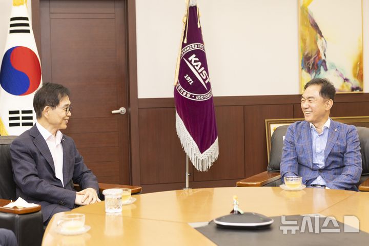 [평택=뉴시스] 사진 오른쪽 정장선 평택시장, 사진 왼쪽 이광형 총장 (사진=평택시 제공) 2026.06.16.photo@newsis.com 