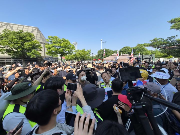 [서울=뉴시스]조수원 기자=6·3 지방선거 투표용지 부족 사태를 규탄하는 개표소 봉쇄 시위가 12일째 이어지는 가운데 16일 체육단체 직원들의 서울 송파구 올림픽공원 핸드볼경기장 진입이 무산됐다. 2026.06.16 tide1@newsis.com *재판매 및 DB 금지