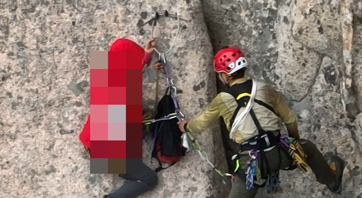 [속초=뉴시스] 설악산 울산바위 인근 암벽에서 등반 중 고립된 여성을 구조하고 있는 설악산특수산악구조대 대원.(사진=설악산사무소 제공)photo@newsis.com *재판매 및 DB 금지