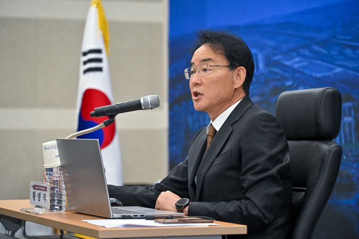 [영주=뉴시스] 황병직 영주시장 당선인이 민선9기 영주시장직 인수위원회 출범식에서 인사말을 하고 있다. (사진=민선9기 영주시장직 인수위 제공) 2026.06.16. photo@newsis.com *재판매 및 DB 금지