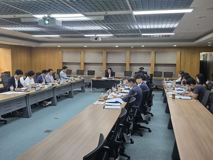 [서울=뉴시스]지난 8일 열린 '2026년 제1회 ESG경영위원회' 참석자들이 안건을 논의하고 있다. (사진=서울주택도시개발공사 제공) 2026.06.16. photo@newsis.com *재판매 및 DB 금지