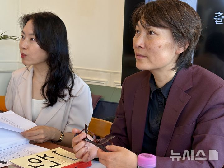 [서울=뉴시스] 한이재 기자 = 16일 서울 종로구 한 대여 공간에서 열린 '나의 통역사' 출간 기념 기자간담회에서 작가 리 랑그바드가 질문을 듣고 있다. 2026.06.16. nowone@newsis.com