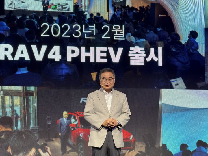 [인천=뉴시스] 김민성 기자 = 콘야마 마나부 토요타코리아 대표이사 사장이 16일 인천 중구 하얏트 리젠시 파라다이스시티에서 열린 '올 뉴 RAV4' 출시 행사에서 환영사를 하고 있다. 2026.06.16. kms@newsis.com. *재판매 및 DB 금지
