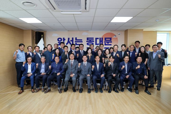 [서울=뉴시스] 민선9기 동대문구청장직 인수위원회 기념사진. (사진=동대문구 제공) 2026.06.16. photo@newsis.com *재판매 및 DB 금지