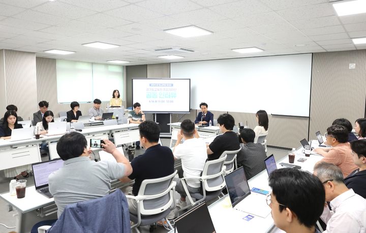 [수원=뉴시스] 안민석 경기도교육감 당선인 공동인터뷰. (사진=인수위 제공) 2026.06.16. photo@newsis.com *재판매 및 DB 금지