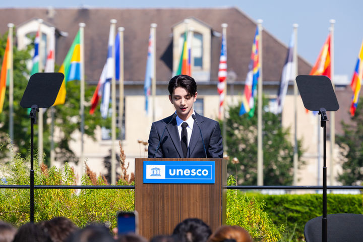[서울=뉴시스] 2024년 유네스코 청년 친선대사 임명식에서 연설하는 세븐틴 조슈아. (사진 = 플레디스 엔터테인먼트(하이브) 제공) 2026.06.16. photo@newsis.com *재판매 및 DB 금지