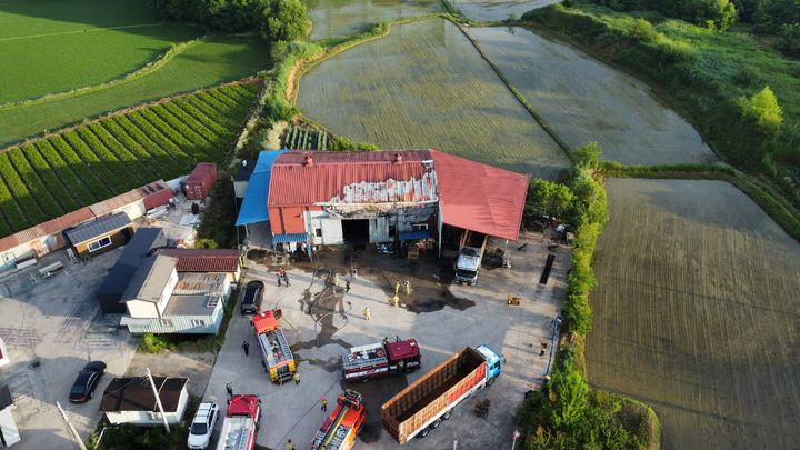 [전주=뉴시스] 16일 오전 5시45분께 전북 전주시 덕진구 산정동의 한 특장차용 강판 패널 제조업체에서 불이 나 현장에 소방대원들이 출동해 있다. (사진=전북도소방본부 제공) 2026.06.16. photo@newsis.com *재판매 및 DB 금지