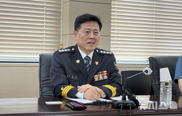 [제주=뉴시스] 오영재 기자 = 이화섭 서귀포경찰서장이 16일 오전 청사에서 열린 취임 기자 간담회에서 발언하고 있다. 2026.06.16. oyj4343@newsis.com