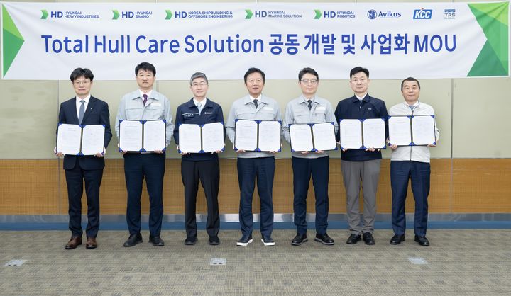 [울산=뉴시스] HD현대중공업이 최근 HD한국조선해양, HD현대로보틱스, HD현대마린솔루션, 아비커스, KCC, 타스글로벌과 'Total Hull Care Solution' 공동 개발 및 사업화를 위한 업무협약을 체결했다. (사진=HD현대중공업 제공) 2026.06.16. photo@newsis.com *재판매 및 DB 금지
