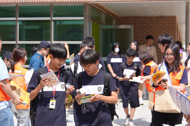 [대구=뉴시스] 대구 중구는 경구중학교 정문 앞에서 재학생 400여명을 대상으로 청소년 마약류 중독예방 합동 캠페인을 펼쳤다. (사진=대구 중구 제공) 2026.06.16. photo@newsis.com *재판매 및 DB 금지