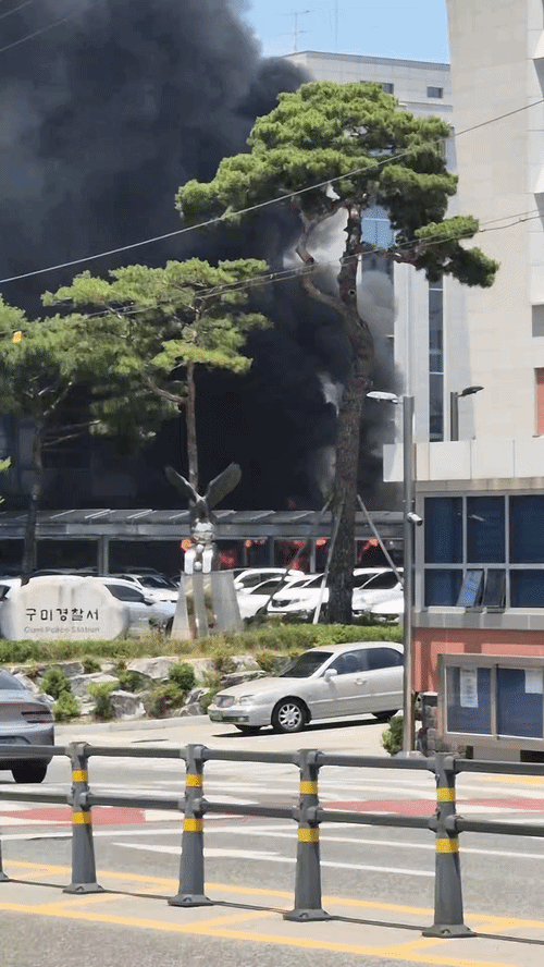 구미경찰서 쓰레기 야적장서 불…검은 연기로 주민 불편