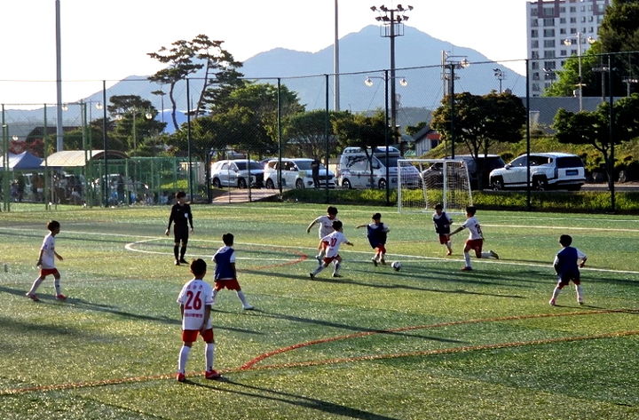 [정읍=뉴시스] 정읍 상평인조구장에서 지역 유소년 선수들의 축구경기가 펼쳐지고 있다. *재판매 및 DB 금지
