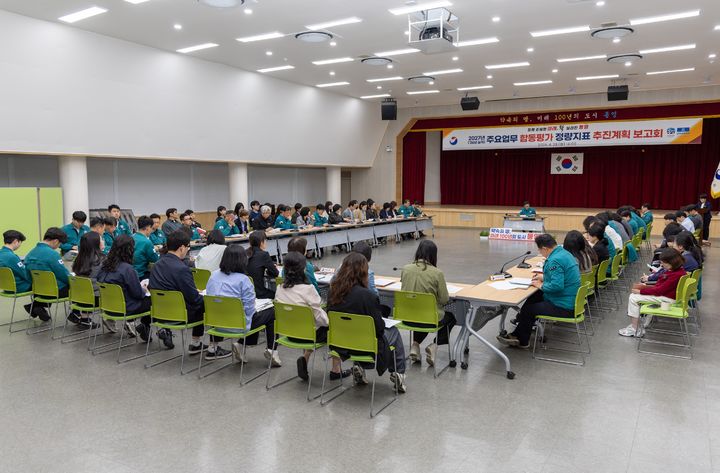 [통영=뉴시스] 신정철 기자= 통영시는 경상남도 주관 시군 주요업무 합동평가에서 시부 1위를 차지하면서 경상남도지사 명의의 기관 표창과 함께 1억 6700만여 원의 재정 인센티브를 확보했다고 16일 밝혔다.사진은 부시장 주재의 성과향상 보고회 모습.(사진=통영시 제공).2026.06.16. photo@newsis.com *재판매 및 DB 금지