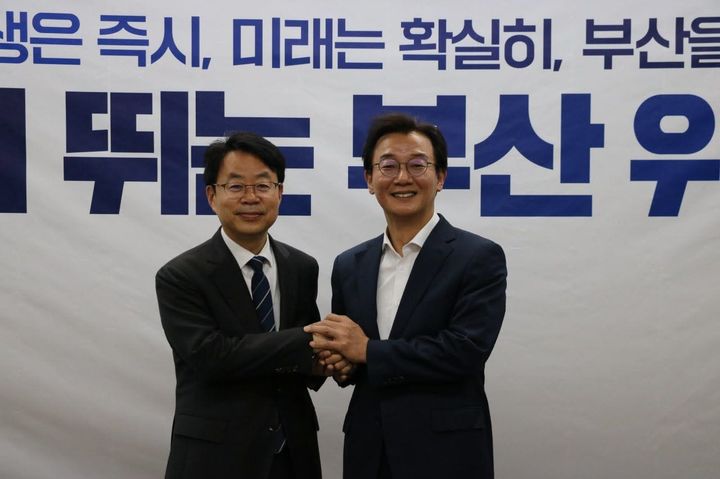 [부산=뉴시스] 박홍배 더불어민주당 비례대표 국회의원(왼쪽)과 전재수 부산시장 당선인. (사진=박홍배 국회의원 페이스북) 2026.06.16. photo@newsis.com *재판매 및 DB 금지