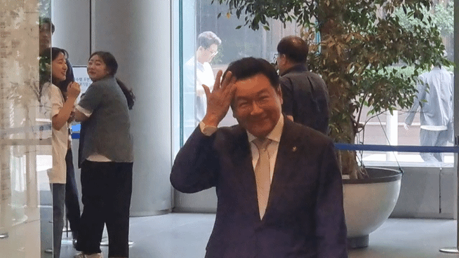 [서울=뉴시스]이지용 기자 = 이찬희 삼성준감위원장이 16일 오후 서울 서초구 삼성생명 서초사옥으로 들어서고 있다. 2026.06.16. leejy5223@newsis.com *재판매 및 DB 금지