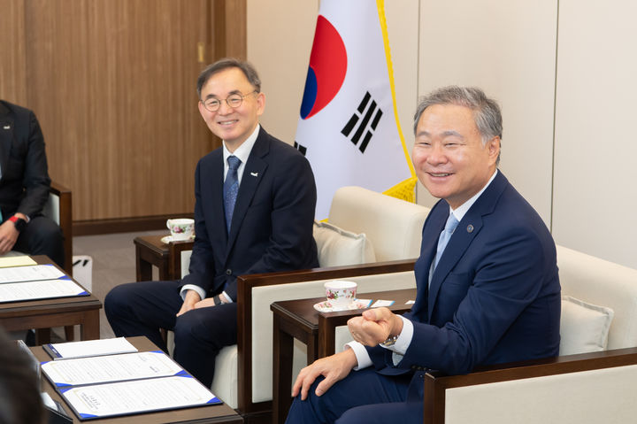 [부산=뉴시스] 이희승(왼쪽) KIOST 원장과 배상훈 국립부경대 총장이 16일 오전 국립부경대에서 업무협약 체결 전 환담을 나누고 있다. (사진=KIOST 제공) 2026.06.16. photo@newsis.com *재판매 및 DB 금지