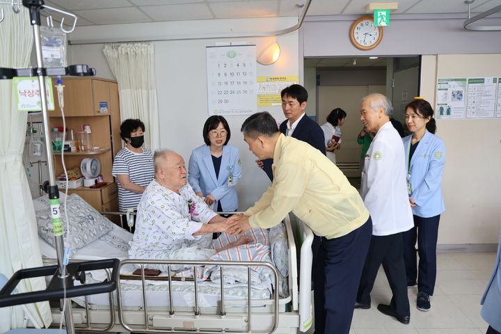 [대구=뉴시스] 국가보훈부 대구지방보훈청은 호국보훈의 달을 맞아 구미순천향대 구미병원과 김천제일병원에 입원 중인 국가유공자들을 위문했다. (사진=대구지방보훈청 제공) 2026.06.16. photo@newsis.com *재판매 및 DB 금지