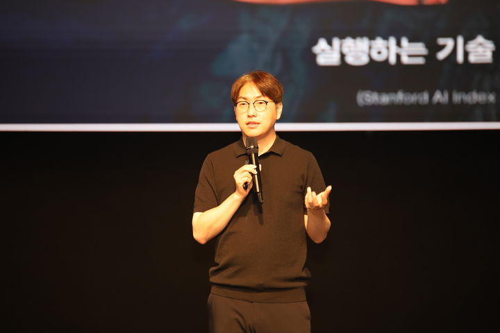 [제주=뉴시스] 하정우 전 청와대 AI미래기획수석비관이 16일 오후 제주한라대학교 한라아트홀에서 열린 제주도지사직 인수위원회 초청 특강에서 발언하고 있다. (사진=제주도지사직 인수위원회 제공) 2026.06.16. photo@newsis.com *재판매 및 DB 금지