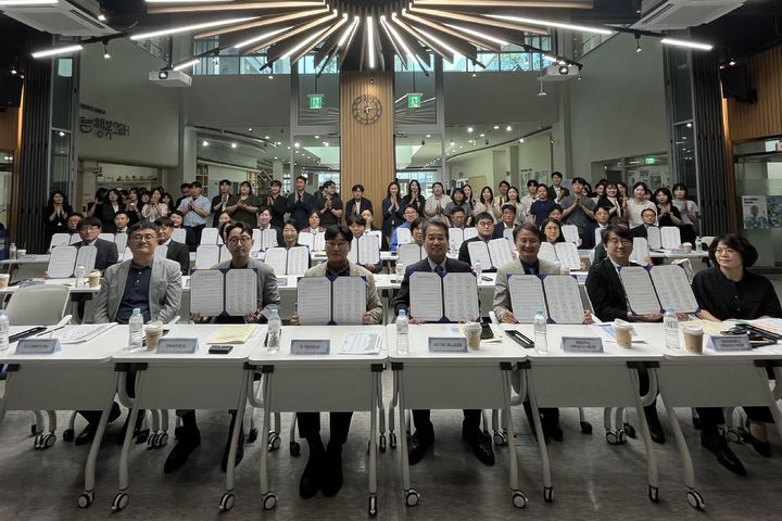 [대구=뉴시스] 대구고용노동청은 16일 대구광역시 청년센터에서 지역 미취업 청년과 구직 단념 청년들을 선제적으로 발굴하고 맞춤형 고용서비스를 연계하기 위한 업무 협약을 체결했다. (사진=대구고용노동청 제공) 2026.06.16. photo@newsis.com *재판매 및 DB 금지