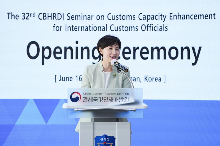 [천안=뉴시스] 16일 천안 관세국경인재개발원에서 열린 '제32차 관세행정 능력배양 세미나' 개막식서 유선희 원장이 환영사를 하고 있다.(사진=관세청 제공) *재판매 및 DB 금지