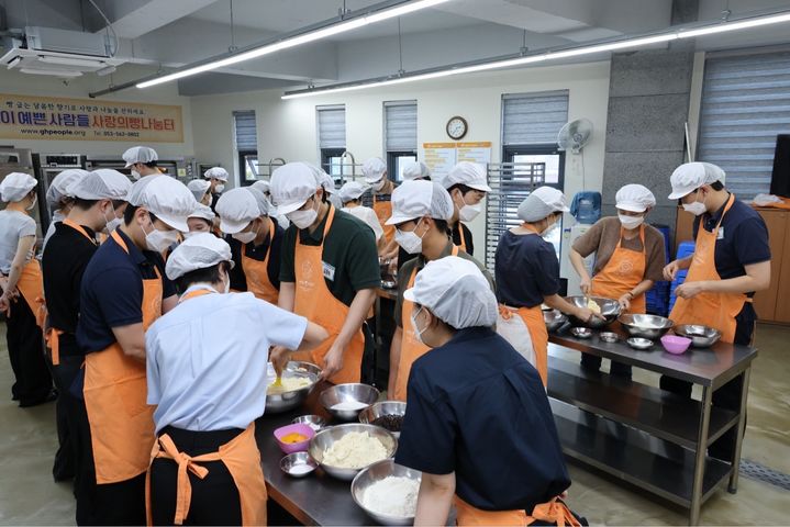 [세종=뉴시스]산단공 신입직원들이 사랑의 쿠키 나눔을 실천하고 있다.(사진= 산단공 제공) *재판매 및 DB 금지