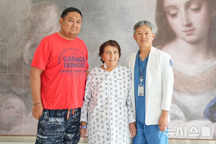 [인천=뉴시스] 윤지형 국제성모병원 심장혈관흉부외과 교수(오른쪽부터)와 카자흐스탄 국적 식도암 환자 A씨 등이 기념 촬영하고 있다. (사진=병원 제공) 2026.06.16. photo@newsis.com