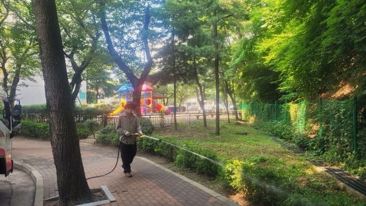 [광명=뉴시스] 경기 광명시가 16일 러브버그 발생 다발지역을 중심으로 방제활동을 하고 있다. (사진=광명시 제공) 2026.06.16. photo@newsis.com *재판매 및 DB 금지