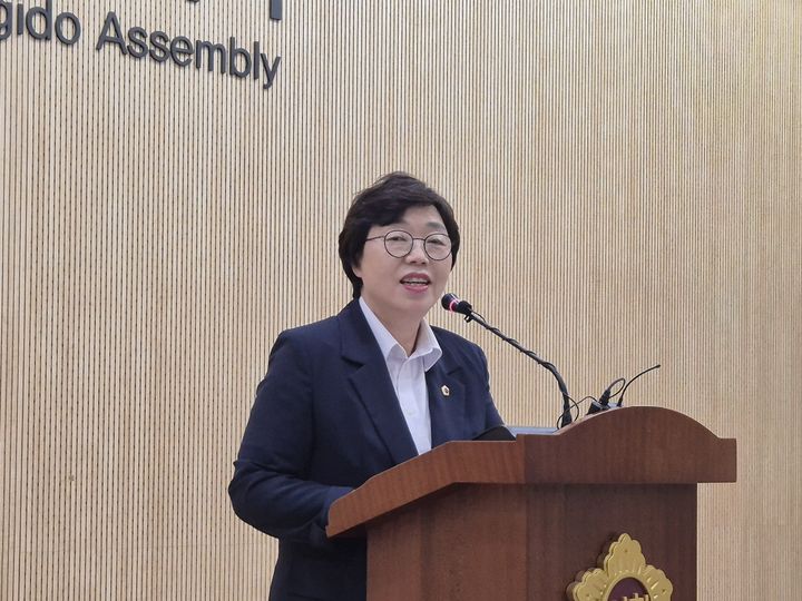 [수원=뉴시스] 이병희 기자 = 박옥분 경기도의회 의원이 16일 도의회 브리핑룸에서 기자회견을 열고 12대 전반기 의장 선거 불출마를 선언하고 있다. 2026.06.16. iambh@newsis.com *재판매 및 DB 금지