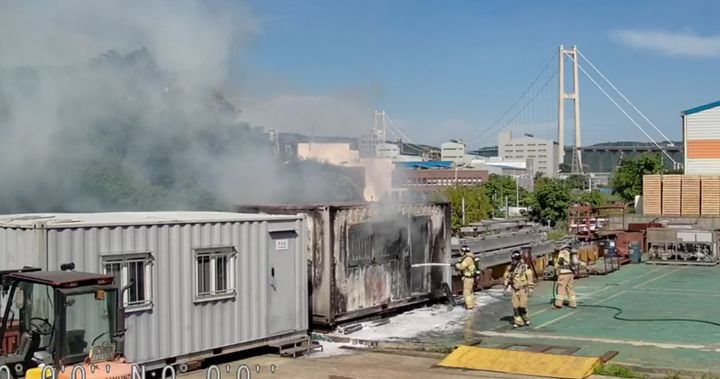 [울산=뉴시스] 16일 오후 3시27분께 울산 남구 매암동의 한 공장에 있던 컨테이너에서 불이 나 소방당국이 진화작업 중이다. (사진=울산소방본부 제공) 2026.06.16. photo@newsis.com *재판매 및 DB 금지