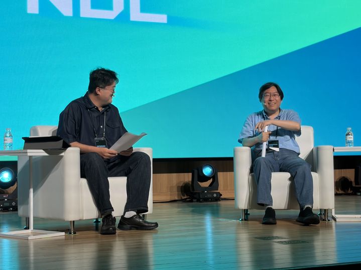 [서울=뉴시스] 박용현 대표(오른쪽)는 16일 경기 성남시 넥슨 판교 사옥 일대에서 열린 '넥슨개발자콘퍼런스(NDC) 2026'에서 이경혁 게임제너레이션 편집장과 대담을 가졌다. (사진=넥슨 제공) *재판매 및 DB 금지