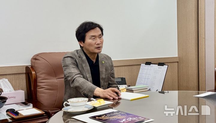 [경산=뉴시스] 강병서 기자=조현일 경산시장이 16일 시장실에서 뉴시스와 인터뷰를 하고 있다. 2026.06.16. kbs@newsis.com *재판매 및 DB 금지