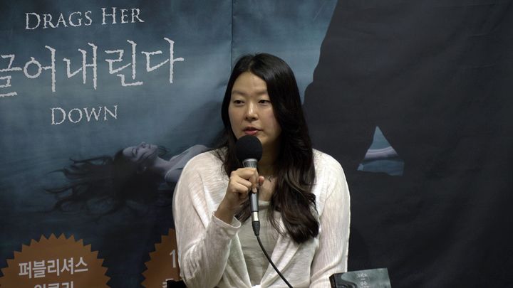 [서울=뉴시스] 한국계 미국 작가 윤지현이 16일 서울 마포구 휴머니스트 사옥에서 열린 소설 '그리고 강은 그녀를 끌어내린다' 출간 기념 간담회에서 발언하고 있다. (사진=휴머니스트 제공) 2026.06.16. photo@newsis.com *재판매 및 DB 금지 