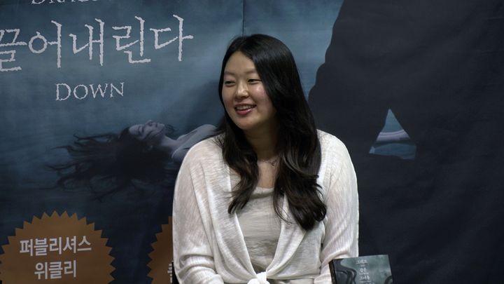  [서울=뉴시스] 한국계 미국 작가 윤지현이 16일 서울 마포구 휴머니스트 사옥에서 열린 소설 '그리고 강은 그녀를 끌어내린다' 출간 기념 간담회에서 발언하고 있다. (사진=휴머니스트 제공) 2026.06.16. photo@newsis.com *재판매 및 DB 금지