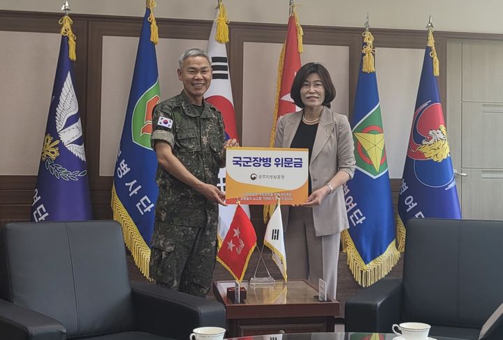 [광주=뉴시스] 광주지방보훈청은 16일 호국보훈의 달을 맞아 지역 방위와 국가안보를 위해 헌신하고 있는 제31보병사단을 방문해 국군장병 위문금을 전달하고 장병들을 격려했다. (사진 = 광주지방보훈청 제공) 2026.06.16. photo@newsis.com *재판매 및 DB 금지