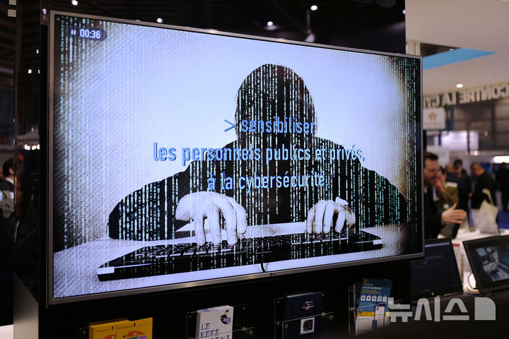 [릴=AP/뉴시스] 미국 정부가 인공지능(AI) 기업 앤트로픽의 최신 AI 모델에 대해 국가안보를 이유로 수출 제한 조치를 단행했다. 15일(현지시간) 월스트리트저널(WSJ) 등 외신에 따르면 하워드 러트닉 미국 상무부 장관은 지난 12일 앤트로픽의 다리오 아모데이 최고경영자(CEO)에게 서한을 보내 최신 AI 모델인 '미토스5'와 '페이블5'에 대한 외국 국적자의 접근을 중단하라고 지시했다. 사진은 2018년 1월23일(현지시간) 프랑스 북부 릴에서 열린 국제사이버보안포럼 행사장 TV 화면에 "공공기관과 시민에게 사이버보안을 알린다"는 문구가 표시돼 있는 모습. 2026.06.16.
