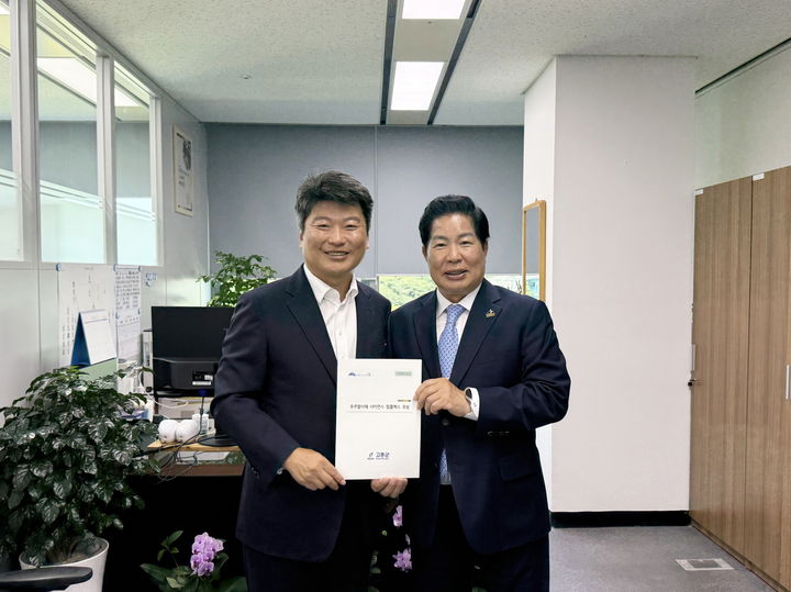 [고흥=뉴시스] 공영민(오른쪽) 고흥군수가 16일 기획예산처 예산실 박창환 예산총괄심의관을 만나 지역 현안 사업 설명 및 국비지원을 요청하고 있다. (사진=고흥군 제공) 2026.06.16. photo@newsis.com *재판매 및 DB 금지