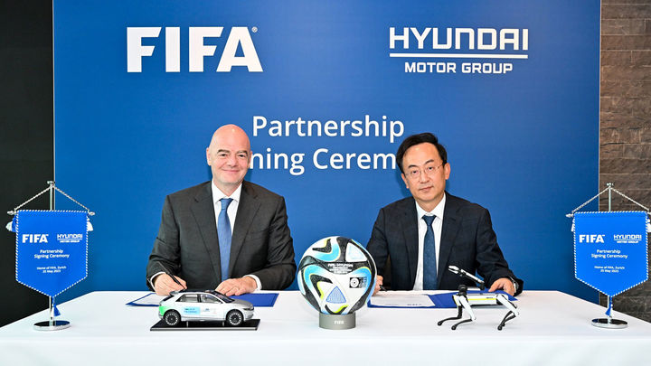 [서울=뉴시스] 현대자동차그룹은 2023년 5월 25일(현지시간) 스위스 취리히 FIFA 본부에서 현대자동차그룹 기획조정실장 김걸 사장, 지안니 인판티노(Gianni Infantino) FIFA 회장 등이 참석한 가운데 2030년 FIFA 월드컵까지 파트너십을 연장하는 조인식을 가졌다. (사진=현대자동차그룹 홈페이지 캡처) *재판매 및 DB 금지