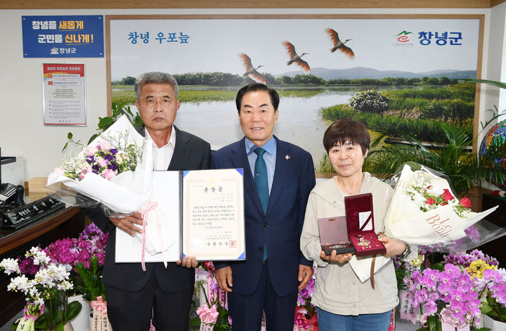 [창녕=뉴시스] 성낙인 경남 창녕군수가 고(故) 양임학 용사 유족에게 화랑무공훈장을 전수하고 있다. (사진=창녕군 제공) 2026.06.16. photo@newsis.com *재판매 및 DB 금지