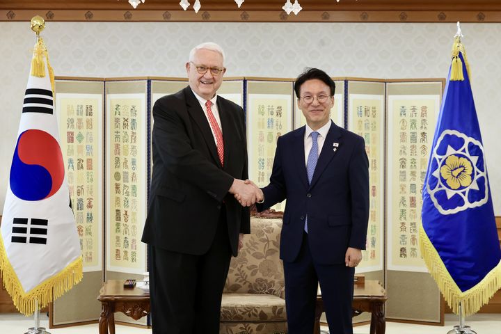 [서울=뉴시스]김민석 국무총리는 16일 오전 정부서울청사에서 존 햄리(John Hamre) 전략국제문제연구소(CSIS) 명예소장을 접견했다. (사진=총리실 제공) photo@newsis.com *재판매 및 DB 금지