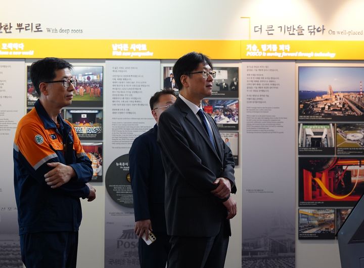 [대구=뉴시스] 이철훈 대구본부세관장이 16일 포스코 포항제철소를 찾아 철강업계 수출 현장을 점검하고 기업 의견을 청취했다. (사진=대구본부세관 제공) 2026.06.16. photo@newsis.com *재판매 및 DB 금지
