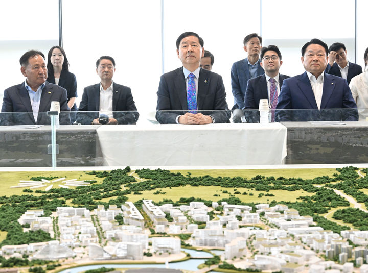 [해남=뉴시스] 구윤철 경제부총리 겸 재정경제부 장관이 16일 5극3특 전 지역의 미래 먹거리 산업을 직접 발굴·지원하기 위한 현장방문 일정을 시작했다. 구 부총리는 이날 첫 방문지로 전남 해남 솔라시도 홍보관에서 관련한 설명을 들었다. (사진 = 재경부 제공) 2026.06.16.&nbsp; *재판매 및 DB 금지