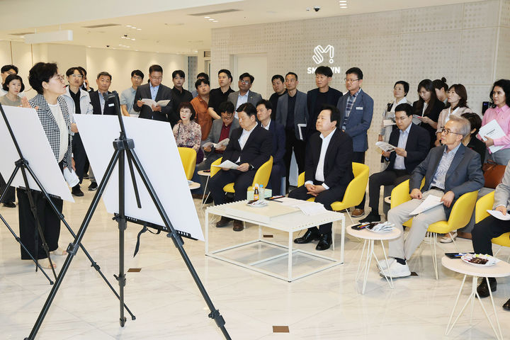 [창원=뉴시스] 강기윤 경남 창원시장 당선인이 장기간 표류 중인 창원문화복합타운을 방문해 현안을 점검하고 있다. (사진=인수위원회 제공). 2026.06.16. photo@newsis.com *재판매 및 DB 금지