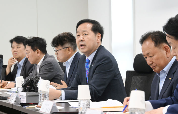 [해남=뉴시스] 구윤철 경제부총리 겸 재정경제부 장관이 16일 5극3특 전 지역의 미래 먹거리 산업을 직접 발굴·지원하기 위한 현장방문 일정을 시작했다. 구 부총리는 이날 첫 방문지로 전남 해남 솔라시도를 찾아 '기업혁신 지원 민관협의체' 제3차 회의를 주재했다. (사진 = 재경부 제공) 2026.06.16.&nbsp; *재판매 및 DB 금지